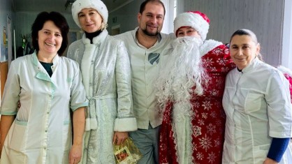 Председатель «первички» Малоритской центральной районной больницы Тамара Дядюк вместе с членами профактива поздравила коллег с наступающим праздником